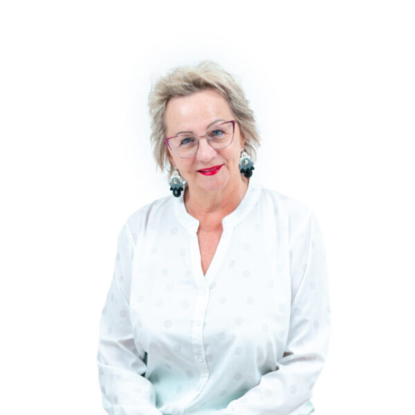 Portret uśmiechniętej kobiety w okularach i jasnej bluzce, pozującej na białym tle.